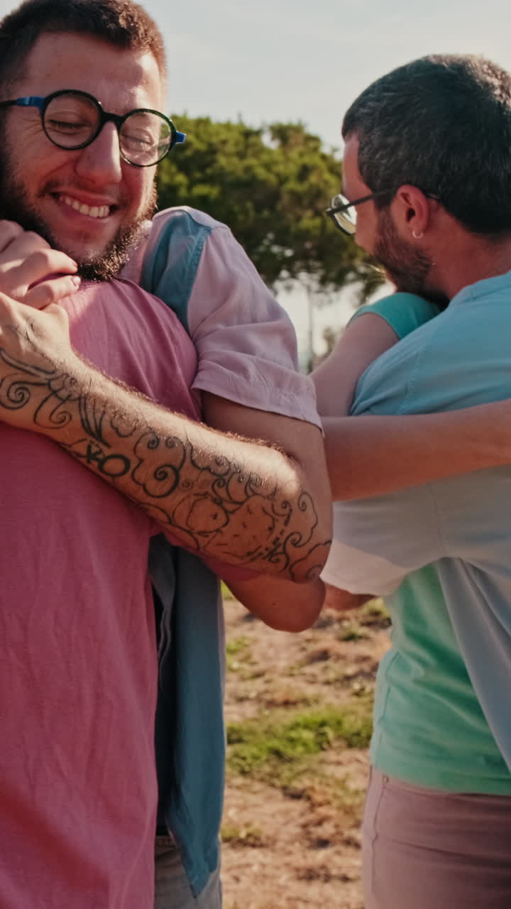 Amigos abrazándose en el parque.