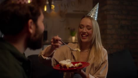 pareja celebrando su cumpleaños con pastel