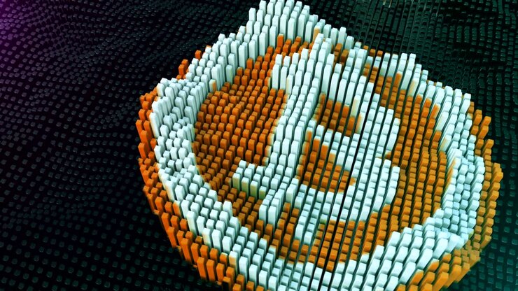 Simbolo Bitcoin assemblato da blocchi di dati minati