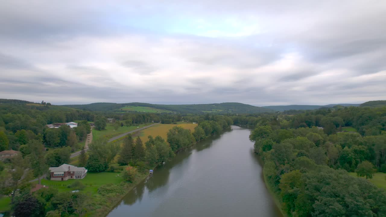 tomada de dron del río en susquehanna