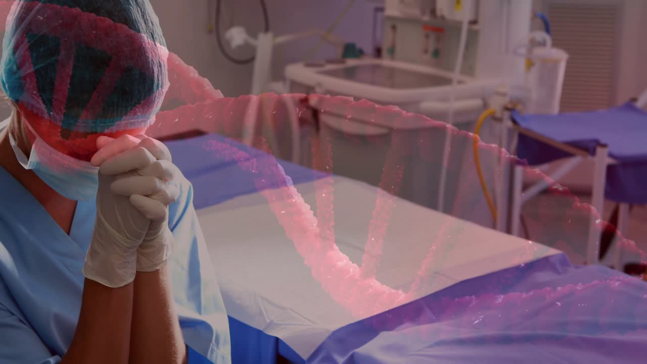 Clinica donna che fa una pausa pre-operatoria in sala operatoria, con le mani guantate giunte, un'elica di DNA si sovrappone alle mani.