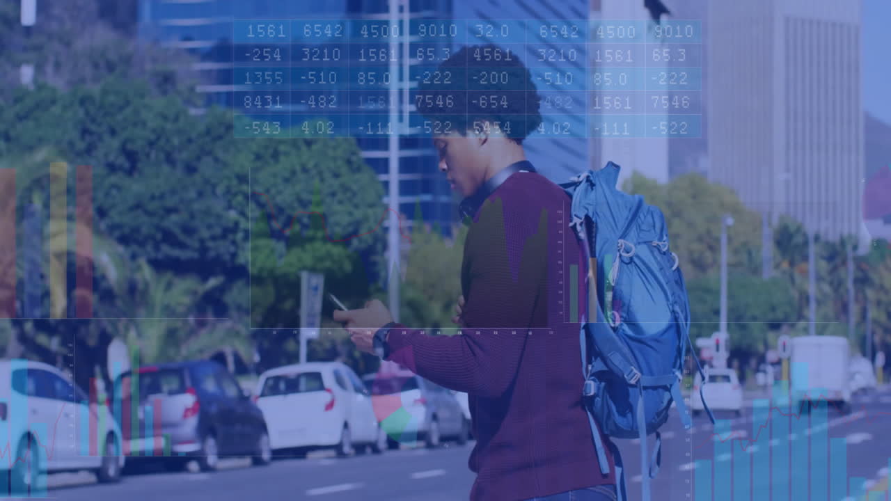 市街地でバックパックを背負ってスマートフォンを使用する人に重なる金融データのアニメーション