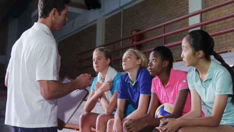 entrenador de voleibol hablando con jugadoras 4k