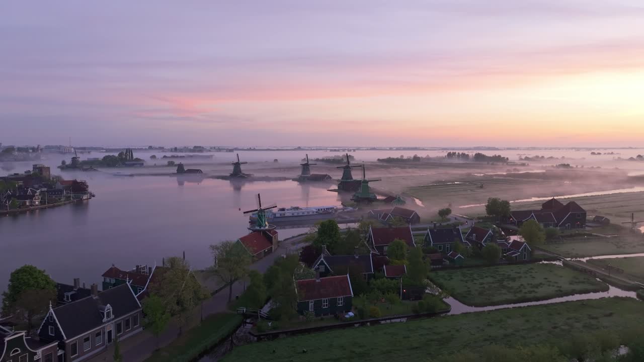 Nebeliger Morgen über Zaanse Schans mit historischen Windmühlen von oben