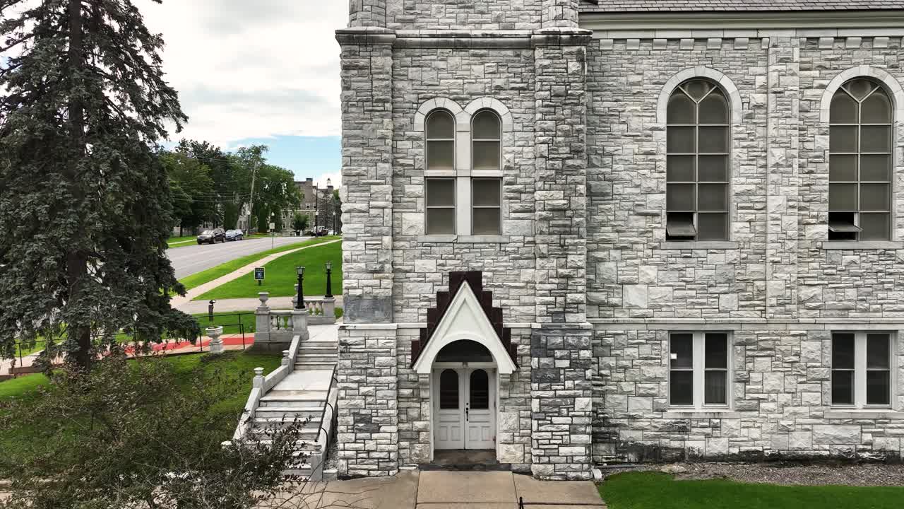 전체 구조를 드러내기 위해 상승합니다.