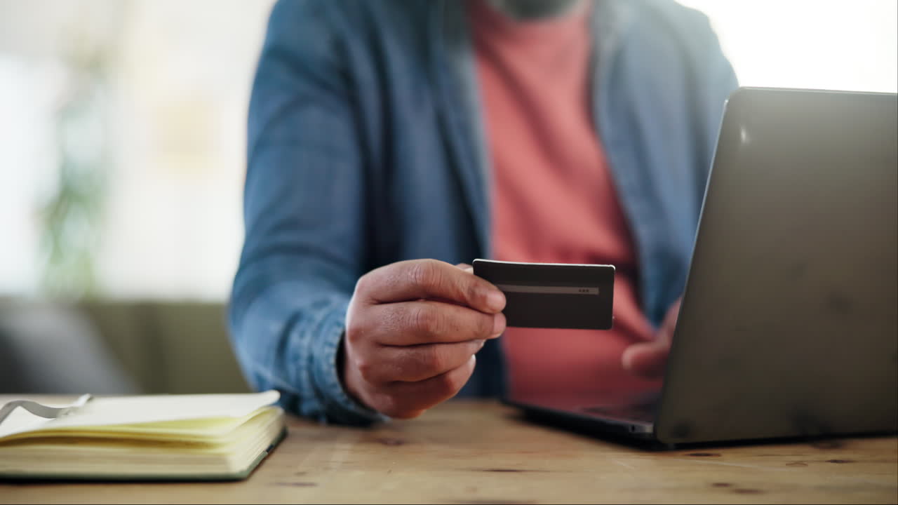 hombre haciendo una compra en línea con tarjeta de crédito