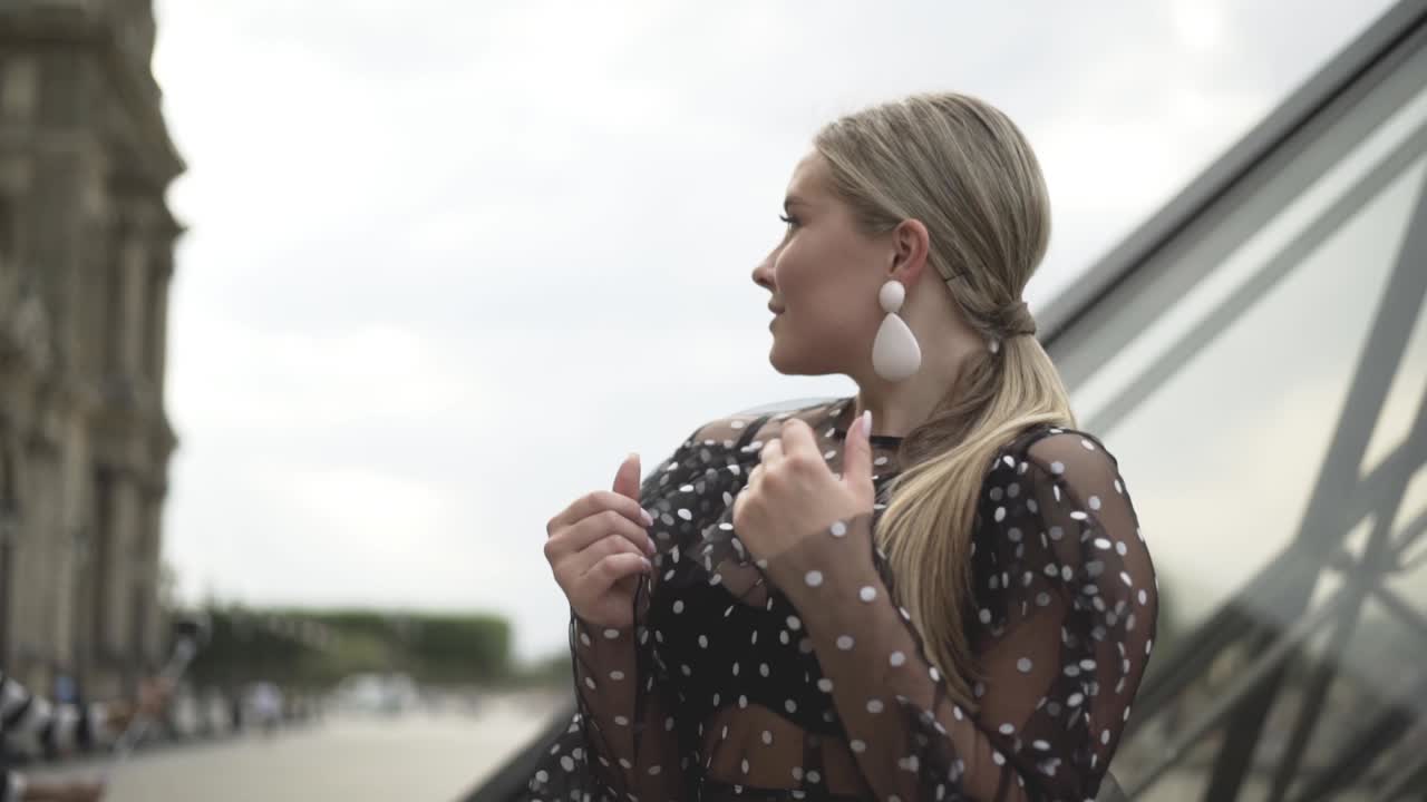 mujer de moda en el museo del louvre