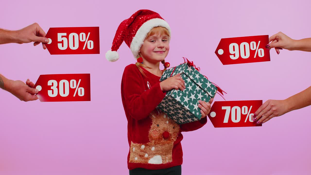 niña pequeña que sostiene cajas de regalos y recibe descuentos de navidad inscripciones textos de banner