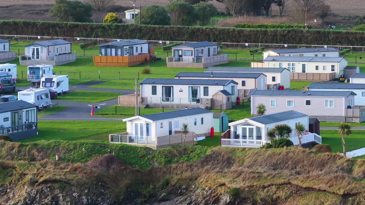 4K-luftoptagelser af kystnær feriepark i Donabate, Co. Dublin_38