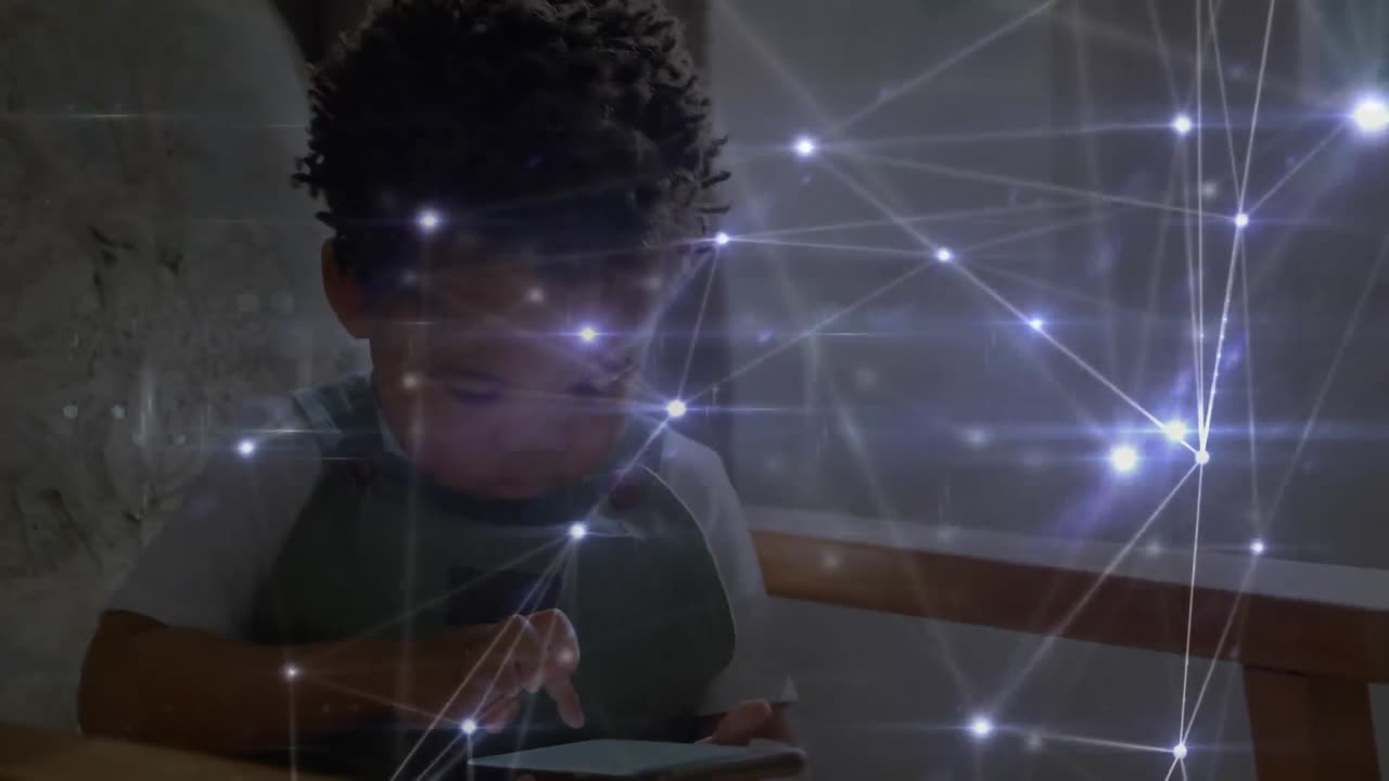 animación de redes de conexiones con iconos sobre el niño usando un teléfono inteligente