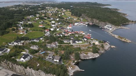 Antena-De-Barrio-Caro-En-Vikavågen,-Noruega,-Cerca-De-Bergen.