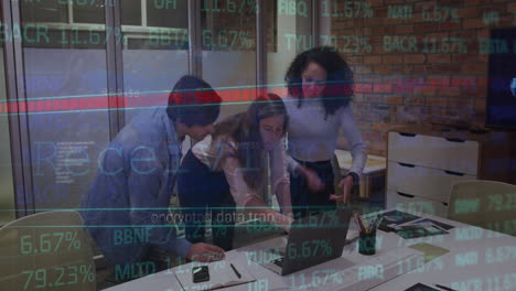 animación del procesamiento de datos del mercado de valores sobre diversos colegas discutiendo sobre la computadora portátil en la oficina