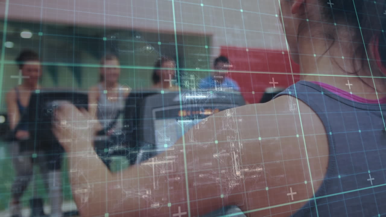 animación del procesamiento de datos sobre personas en bicicletas estacionarias en la clase de gimnasia