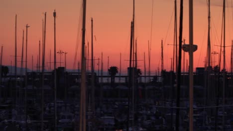 Silueta-De-Yate-En-La-Ciudad-De-Fondo-Por-La-Noche.-Paisaje-Puerto-De-Yates-Y-Mástil-De-Barco