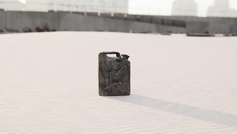vieja lata de combustible oxidada en la playa