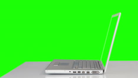 la mano del hombre de negocios usando una computadora portátil en el escritorio