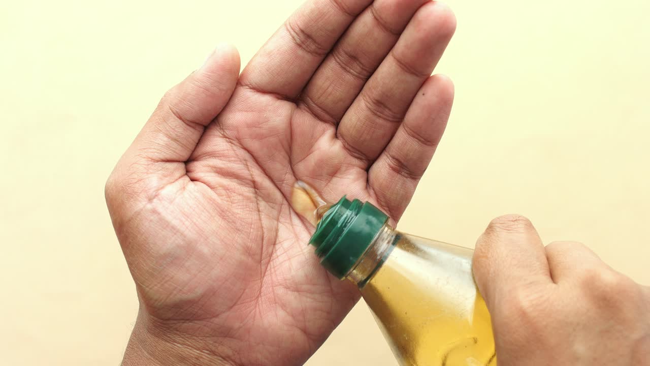 손에 기름을 는 것