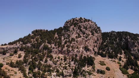 Blick-Hinauf-Auf-Einen-Berg-Mit-üppiger-Vegetation-In-Der-Nähe-Des-Tsambika-Strandes-Auf-Der-Insel-Rhodos-In-Griechenland