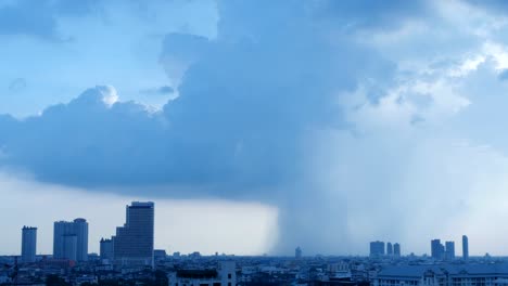 Lapso-De-Tiempo-De-Una-Nube-De-Lluvia-Que-Se-Forma-Sobre-Una-Ciudad-Con-Edificios