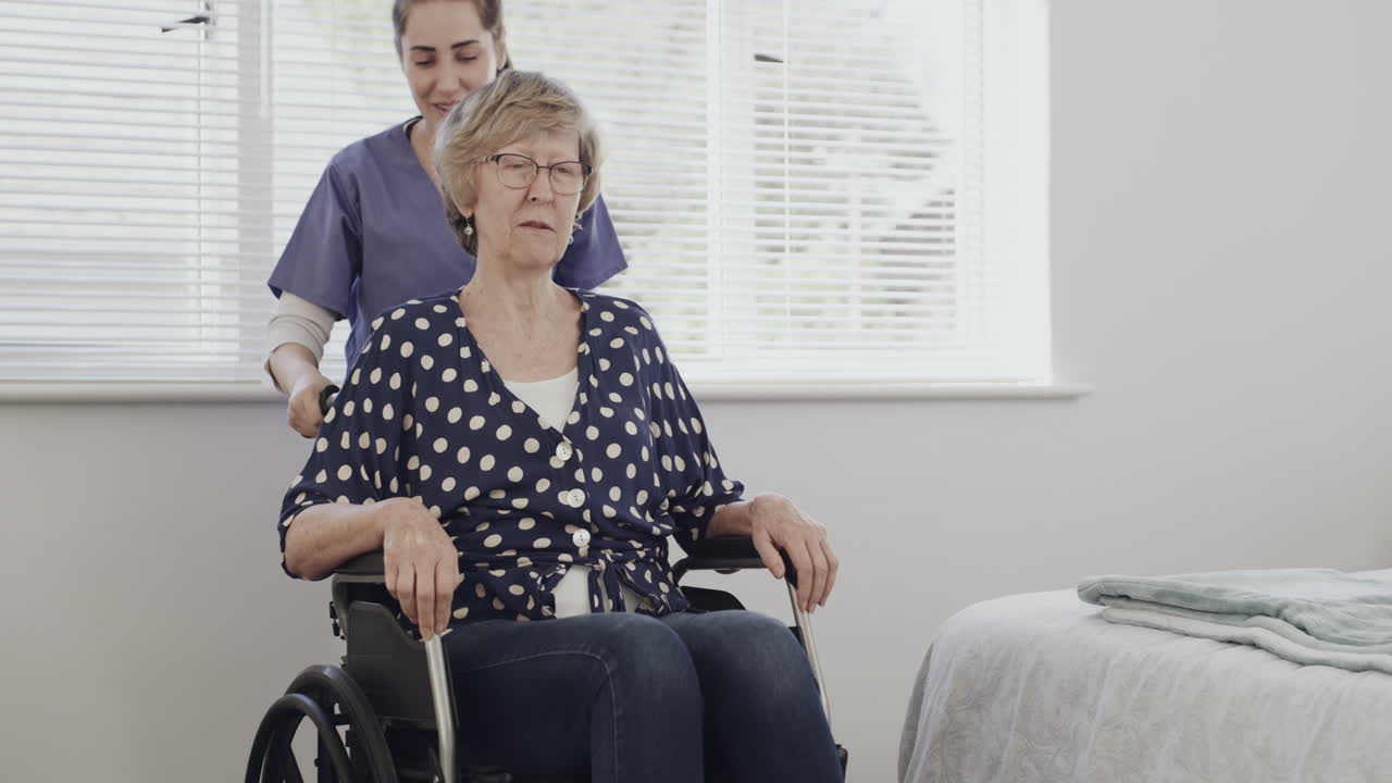 una enfermera empujando a un paciente anciano alrededor