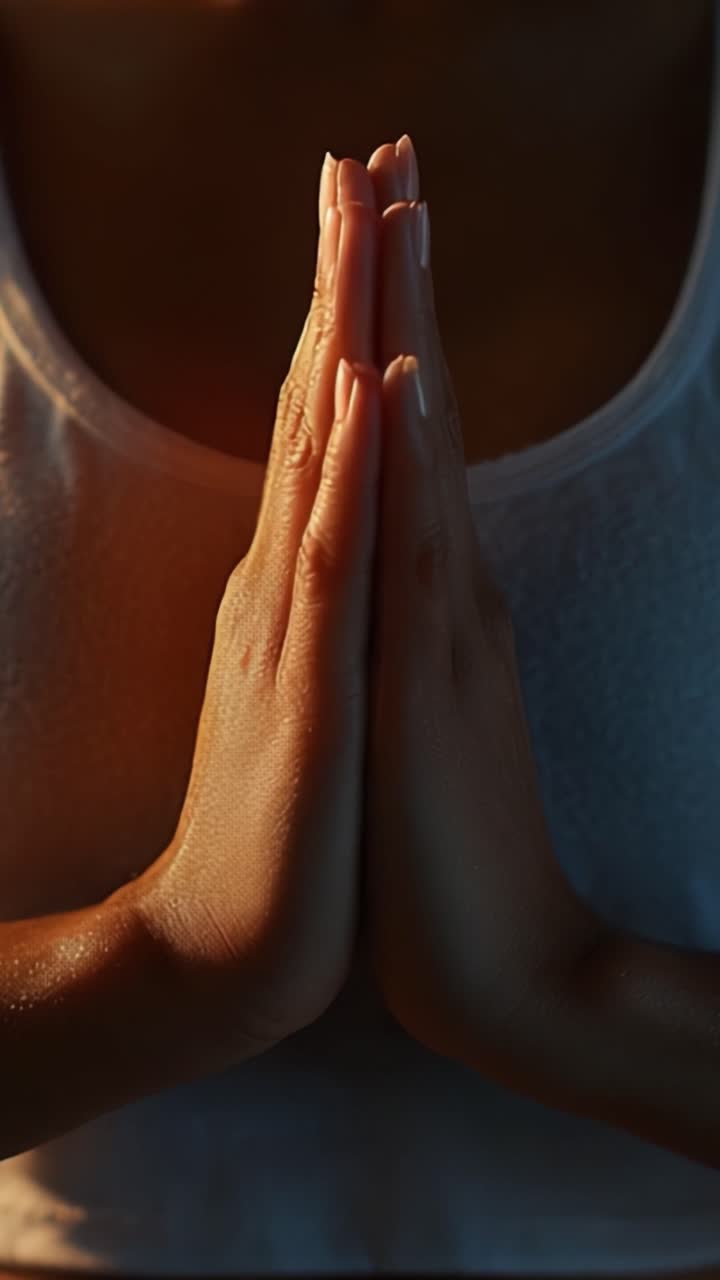 Un momento sereno di contemplazione: mani in posizione di preghiera che simboleggiano tranquillità, riflessione e connessione alla pace interiore e alla spiritualità.