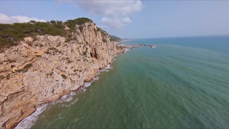 Vista-Aérea-Escénica-Volando-Junto-A-Los-Acantilados-Junto-Al-Mar-A-Lo-Largo-De-La-Costa-Mediterránea-En-Garraf,-España