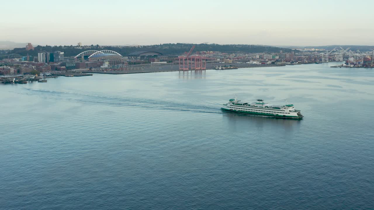toma aérea amplia de un ferry del estado de washington que viaja con pasajeros que viajan diariamente