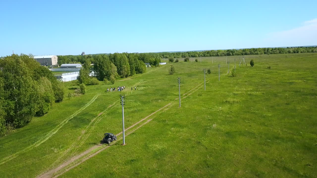 사람 들 과 함께 시골 도로 에 있는 사각지대 의 공중 풍경