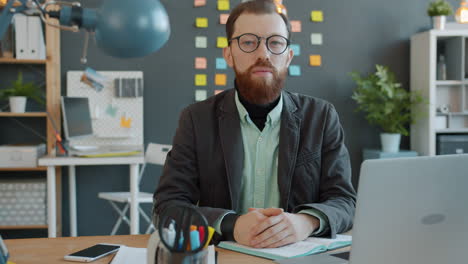 hombre de negocios en un entorno de oficina