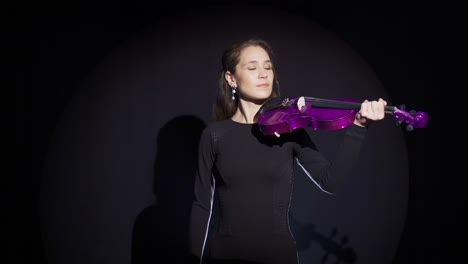 Mujer-Joven-Músico-En-El-Escenario-Tocando-El-Violín.