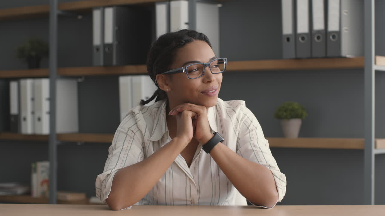 mujer sonriente en la oficina