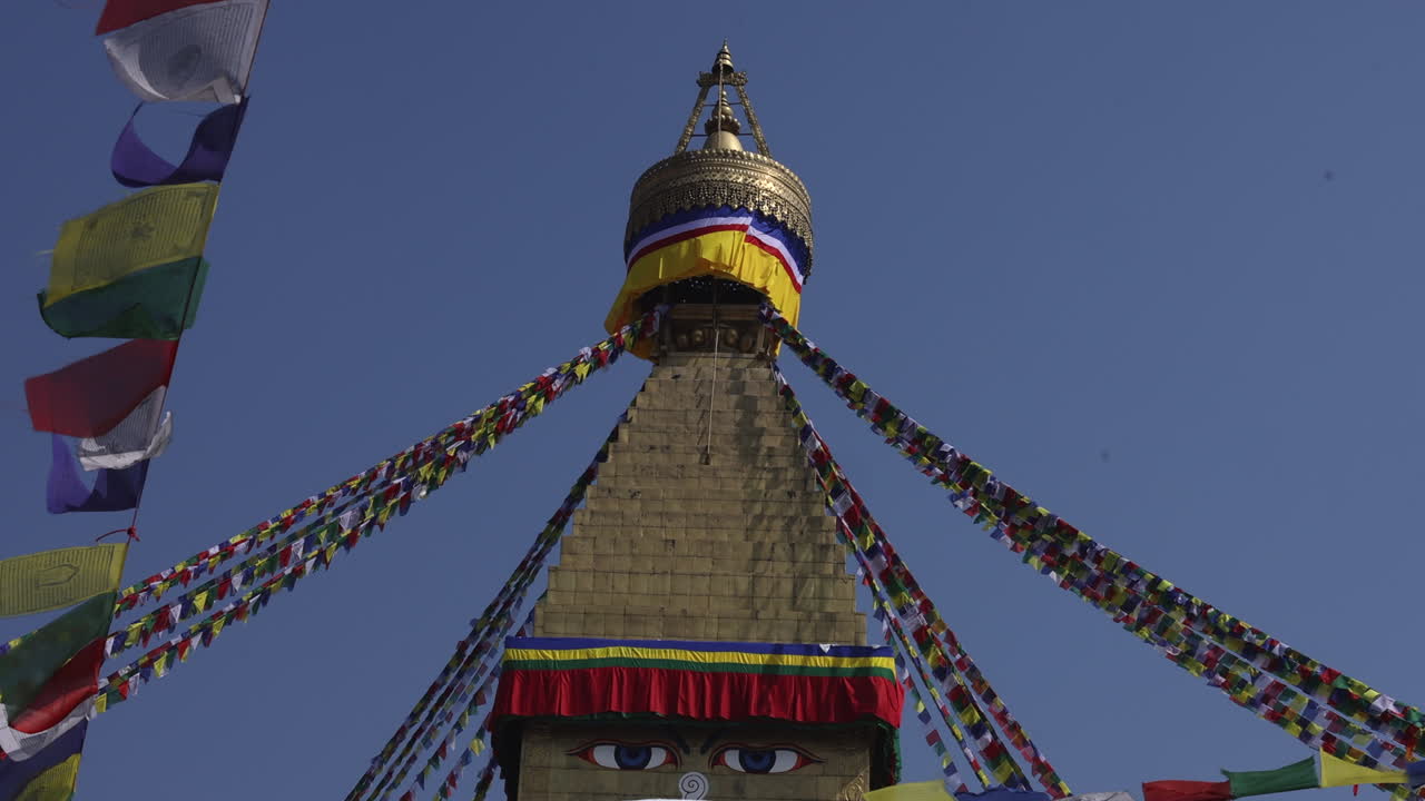 Boudhanathin suuri stupa kirkkaana päivänä ohi lentävän linnun kanssa, Kathmandu