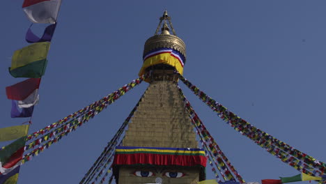 La-Gran-Estupa-Boudhanath-En-Un-Día-Despejado-Con-Un-Pájaro-Volando,-Katmandú