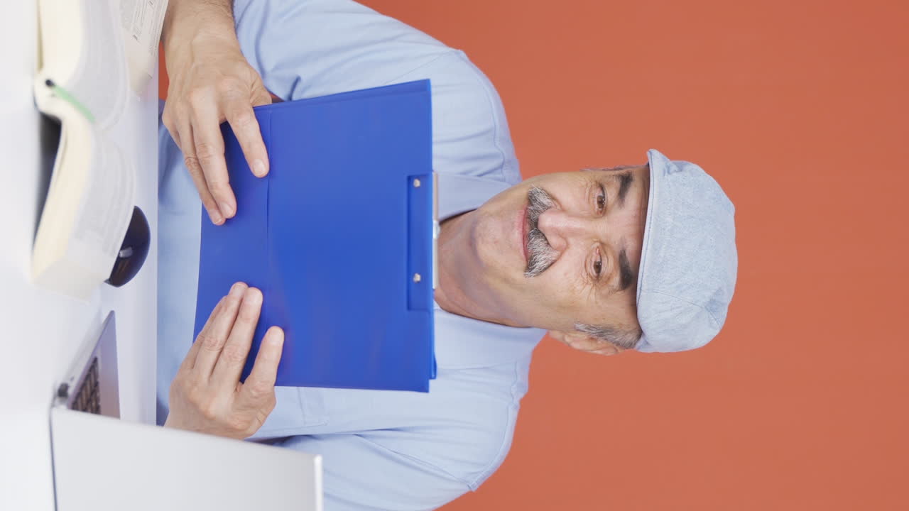 서류를 검토하고 서명한 노인의 수직 비디오는 행복하고 만족합니다.