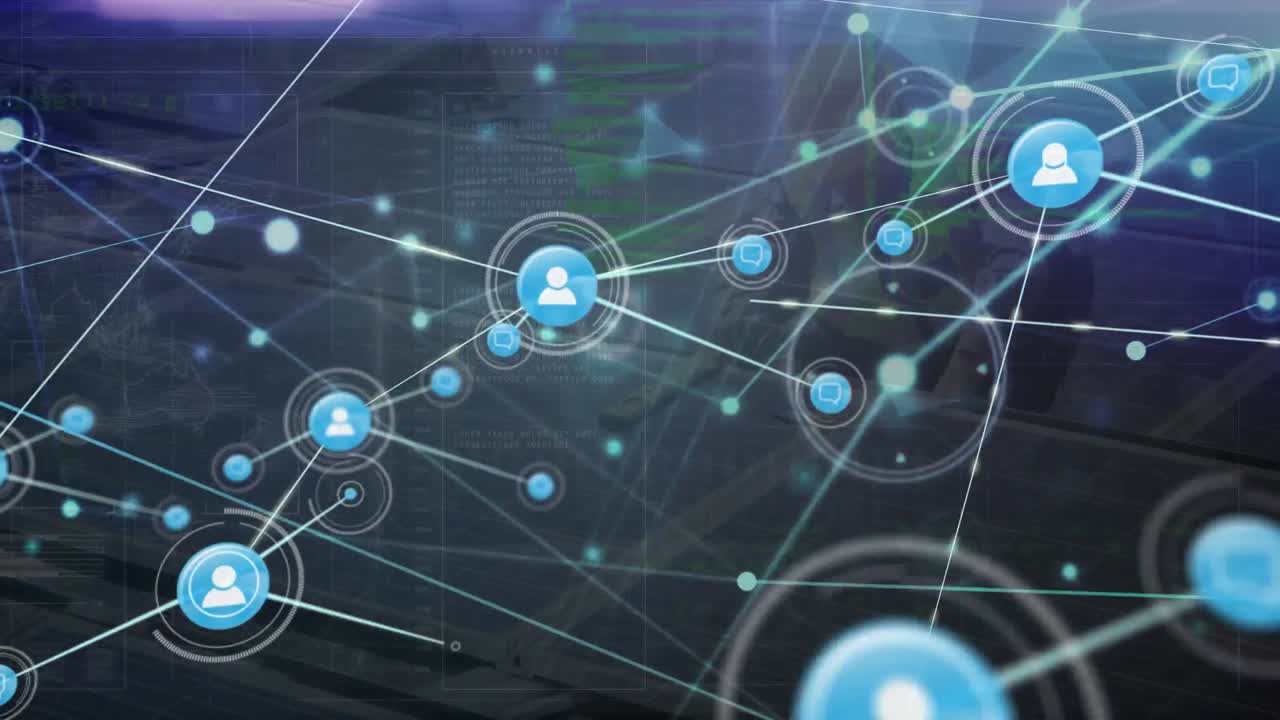 animación de una red de iconos digitales sobre un trabajador caucásico que instala paneles solares en el techo