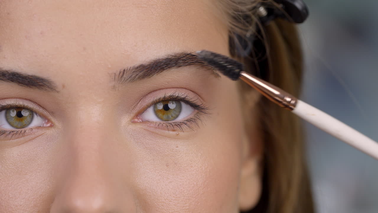 mujer aplicando maquillaje de cejas