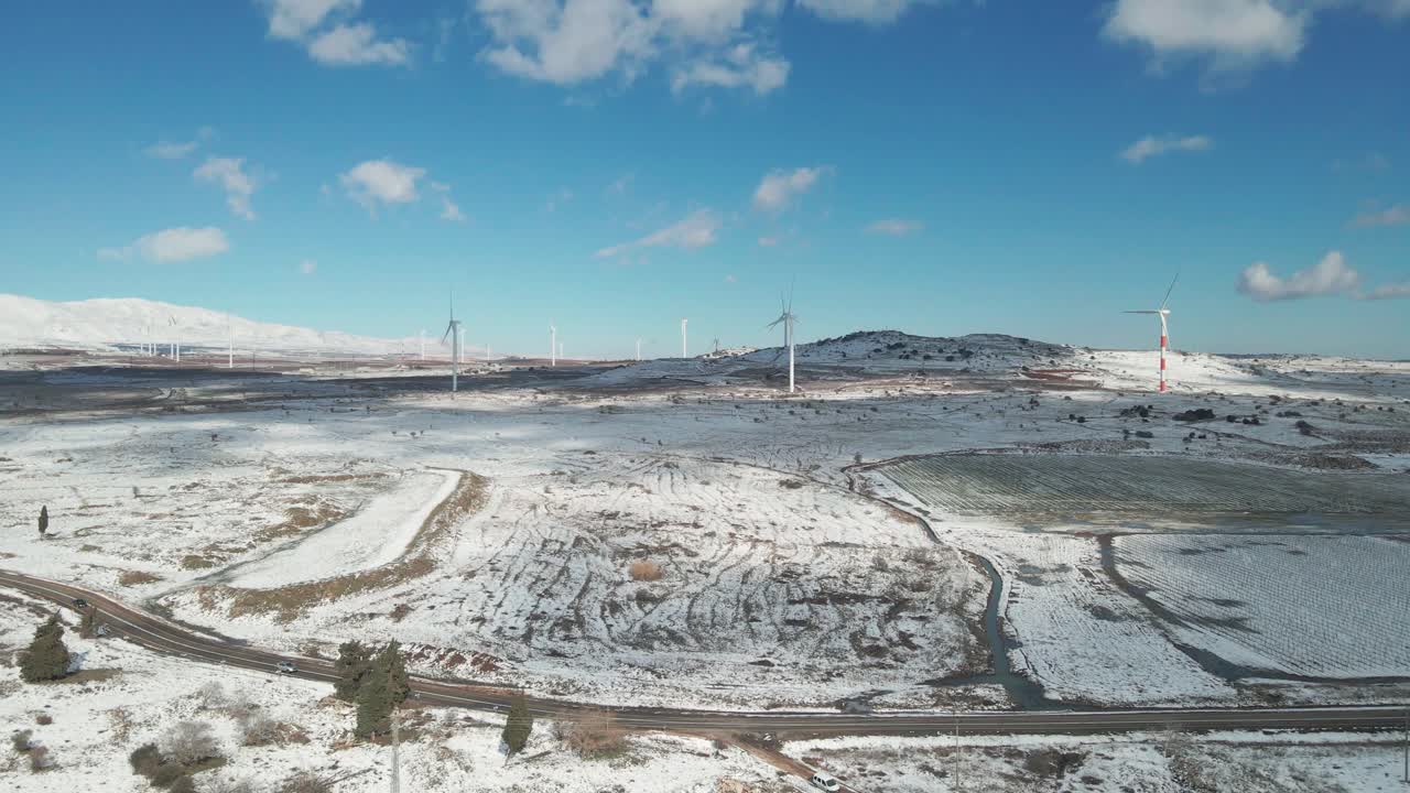 turbina eólica en las montañas