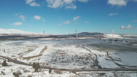 Windkraftanlage-In-Den-Bergen