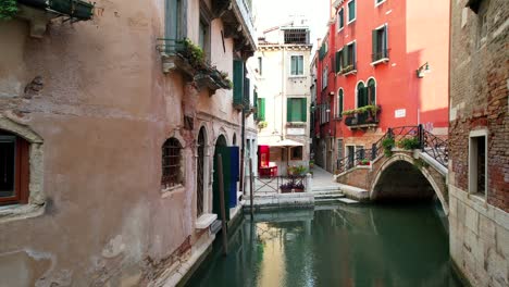 Vista-Aérea-En-Cámara-Lenta-De-4k-De-Los-Canales-De-Venecia,-Punto-De-Vista-De-La-Góndola