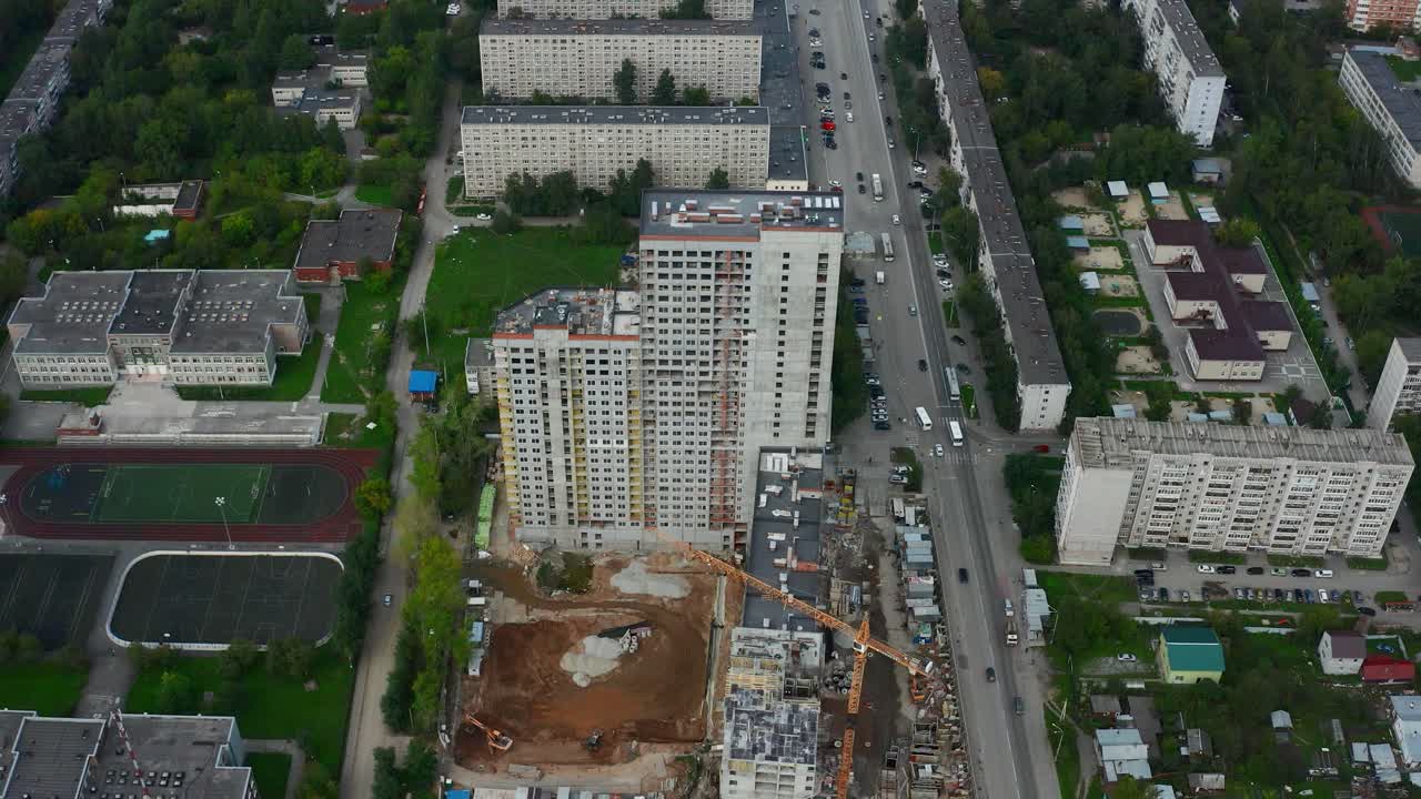 vista aérea del sitio de construcción y de los edificios residenciales