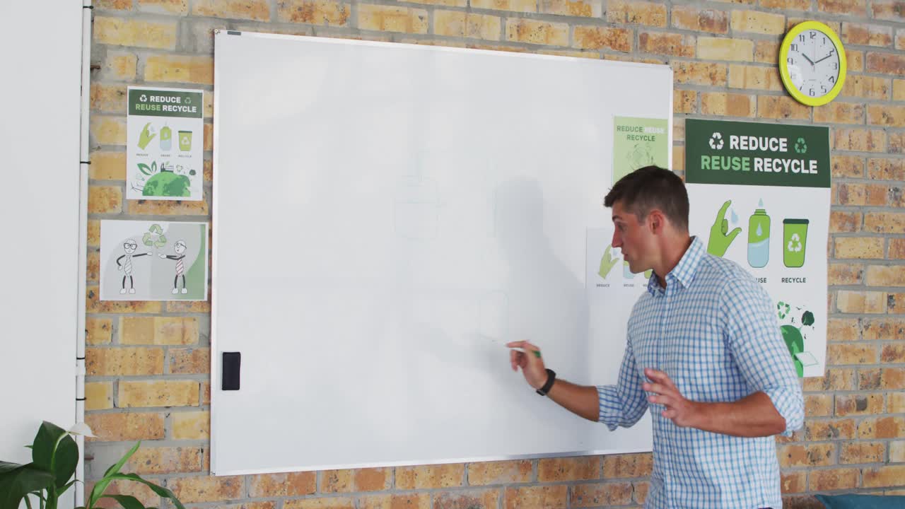 profesor masculino caucásico de pie en la pizarra dando una lección en línea a la cámara