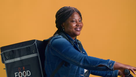 mujer con bolsa de entrega de alimentos en bicicleta