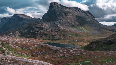 La-Sombra-Proyectada-Por-Las-Nubes-Arremolinadas-Pasa-Sobre-El-Paisaje-Montañoso.