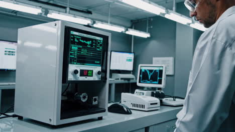 científico que trabaja en un laboratorio