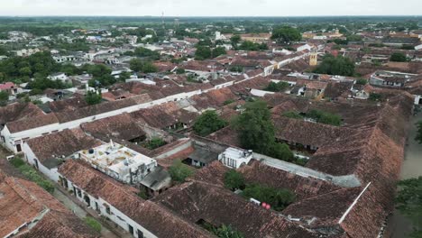 Luftaufnahmen-über-Dem-Kolonialstadtdorf-Santa-Cruz-De-Mompox-Mit-Traditionellen-Alten-Architekturgebäuden-Im-Departement-Bolivar-In-Kolumbien.-Drohnenflug-über-Dem-Historischen-Stadtzentrum