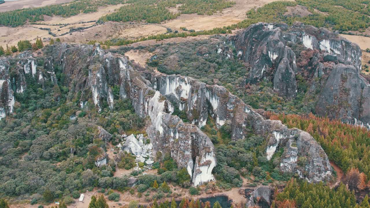 drone footage of piedra carachula, ecuador: потрясающие скальные образования, обширные ландшафты и естественная красота. идеально подходит для природы, геологии и приключенческих путешествий.