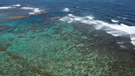 Luftaufnahme-Des-Flachen-Meeres-Am-Strand-Playa-Frontón-In-Der-Nähe-Von-Las-Galeras-Auf-Der-Halbinsel-Samaná-In-Der-Dominikanischen-Republik