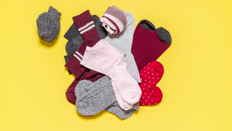 Socken-In-Einer-Schublade,-Stop-Motion.-Draufsicht-Mit-Einem-Stapel-Socken.