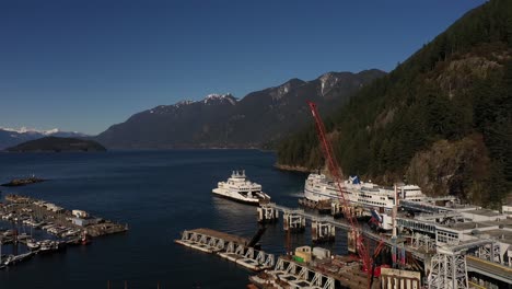 Fähre-Verlässt-Den-Hafen-Von-Horseshoe-Bay-British-Columbia,-Kanada