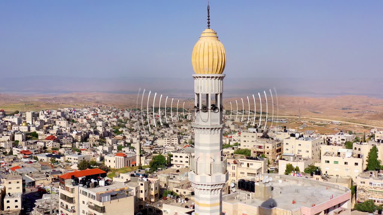 vista aérea de un minarete de una mezquita y el paisaje urbano